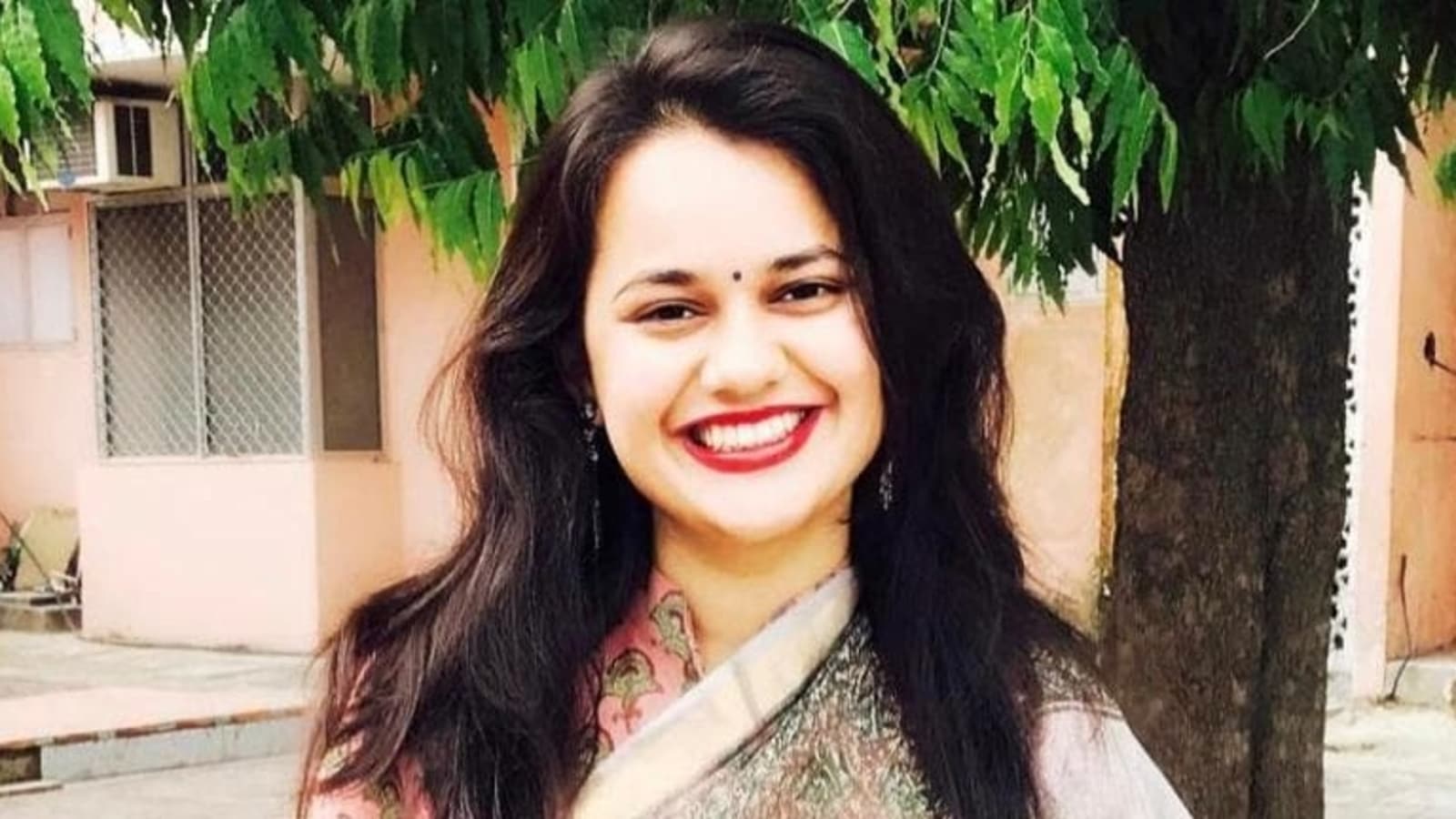 IAS Tina Dabi Faces Online Backlash as Instagram Flooded with ‘Reel Star’ Jibes After Students Allege Detention